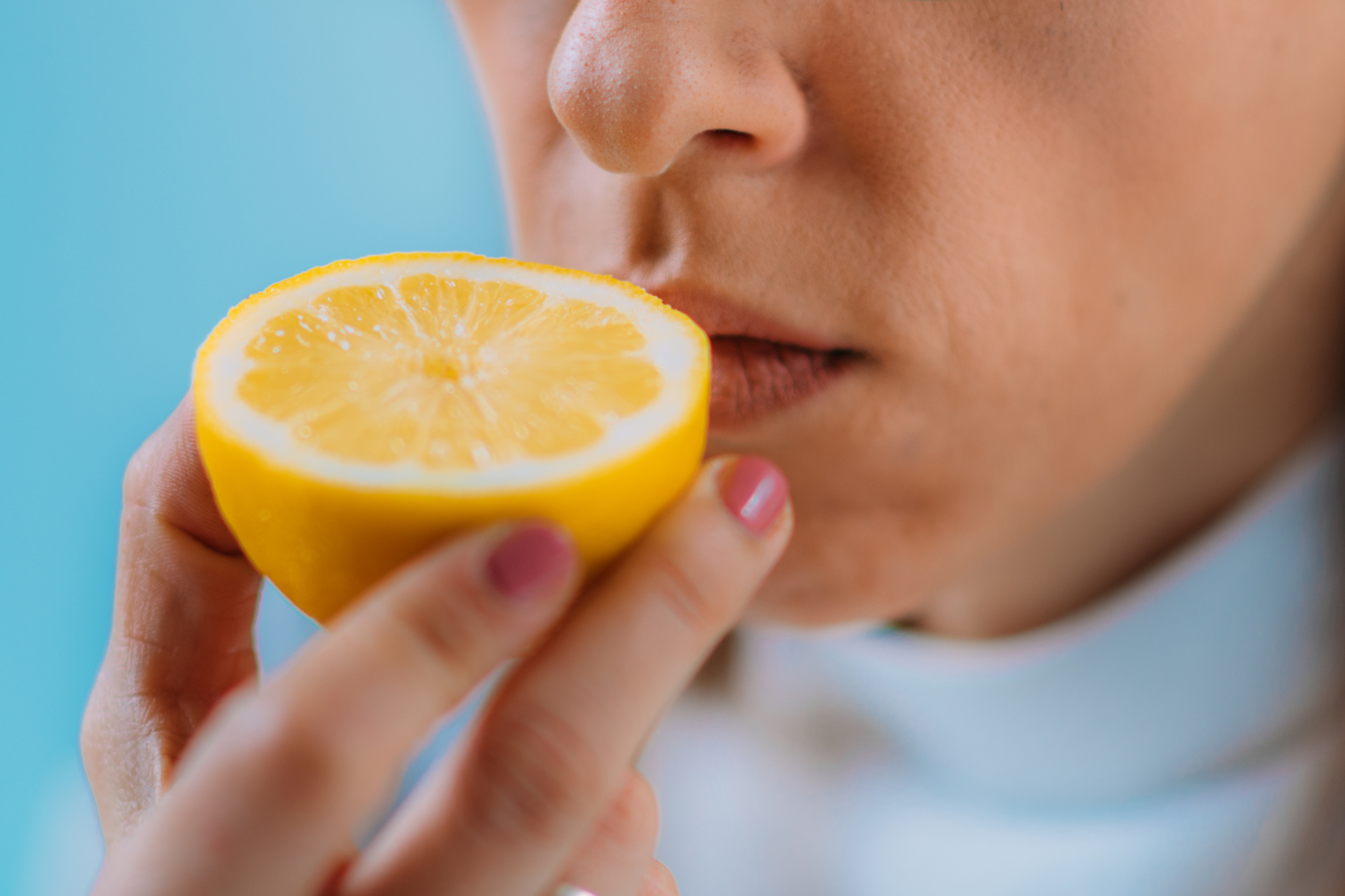 En person som luktar på en apelsin