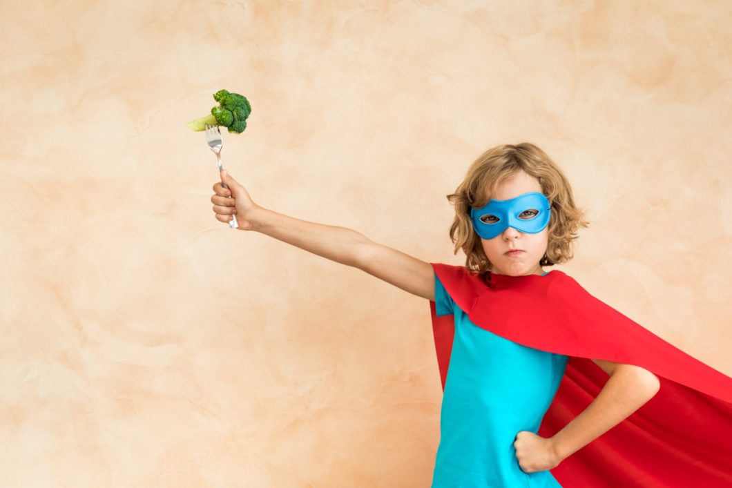 Superhjälte med broccoli i handen